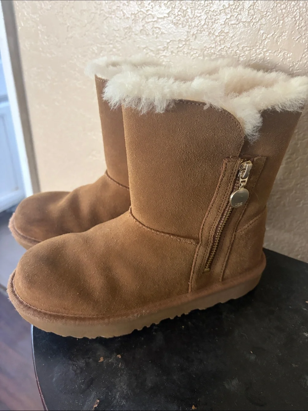 UGG Kids Classic Mini Zip Boots – Chestnut – Youth Girls Size 3